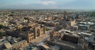 İnsansız hava aracı, Özbekistan 'daki eski Buhara ile çevrili antik Lyab-i Hauz kompleksinin üzerinde uçuyor. Hava Görünümü.
