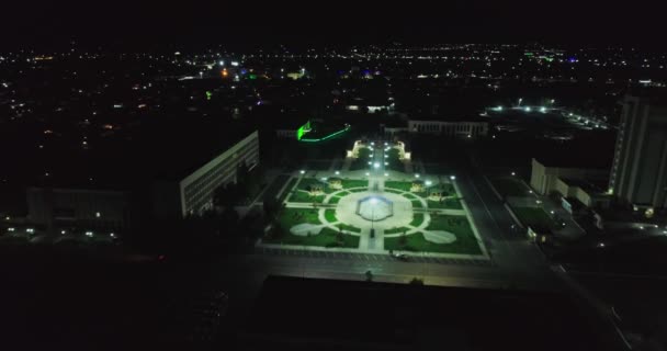 Dron Vuela Sobre Plaza Iluminada Noche Junto Antiguo Complejo Arca — Vídeos de Stock