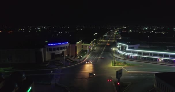 Drone Πετά Νύχτα Πάνω Από Τους Φωτισμένους Δρόμους Και Δρόμους — Αρχείο Βίντεο