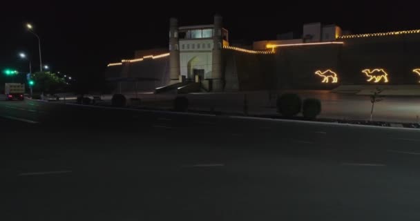 Een Drone Vliegt Nachts Verlichte Hoofdpoort Van Het Oude Complex — Stockvideo