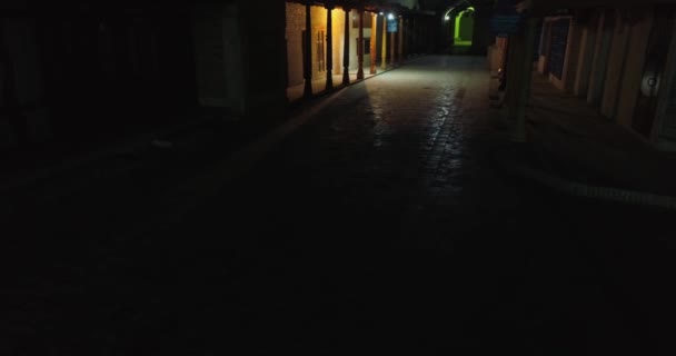 ドローンは古いコラムの間で古代都市の夜通しを飛ぶ ブハラ ウズベキスタン アリアルビュー — ストック動画