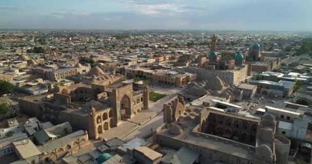 Drone飞越了被乌兹别克斯坦布哈拉古城包围的Lyab Hauz古建筑群 空中视图 — 图库视频影像
