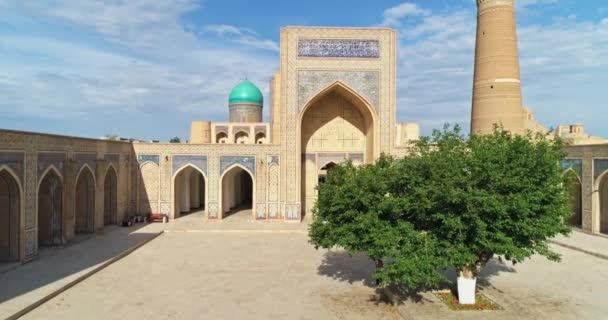 Eski Bir Ulugbek Madrasah Kompleksinin Avlusundaki Bir Grup Turistin Üzerinde — Stok video