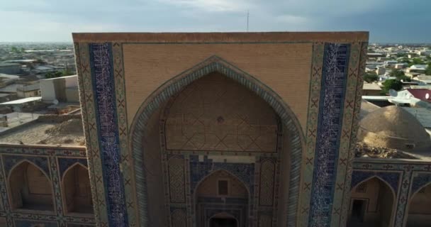 Drón Ősi Ulugbek Madrasah Főkapuja Mellett Van Régi Bukhara Üzbegisztán — Stock videók