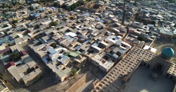 Dron Vuela Sobre Antiguo Complejo Lyab Hauz Rodeado Casas Antiguo — Vídeos de Stock