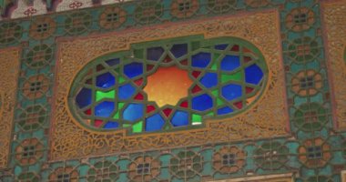 Eski Bolo-Khauz kompleksinin desenleri, dekoratif unsurları ve pencerelerinin yakın çekimi. Eski Buhara, Özbekistan.