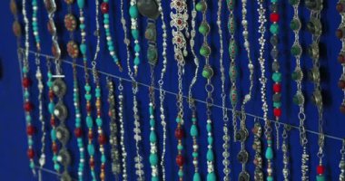 Bir sokak dükkanında doğulu kostüm ve el yapımı mücevherler. Yaz günü, Buhara, Özbekistan.