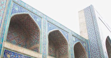 Antik Lyab-i Hauz kompleksinin kemerleri ve ana girişi. Eski Buhara, Özbekistan.
