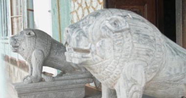 Eski kompleks bir emirliğin aslan heykelleri. Yazlık Sitorai Mohi Xosa. Eski Buhara, Özbekistan.