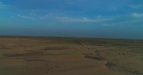 Een Drone Vliegt Een Man Arabische Kleren Lopend Zandduinen Van — Stockvideo