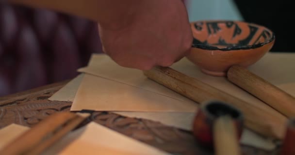 Arap Kaligrafının Araçları Masanın Üzerine Serilmiştir Stilo Parşömen Mürekkep Hokkası — Stok video