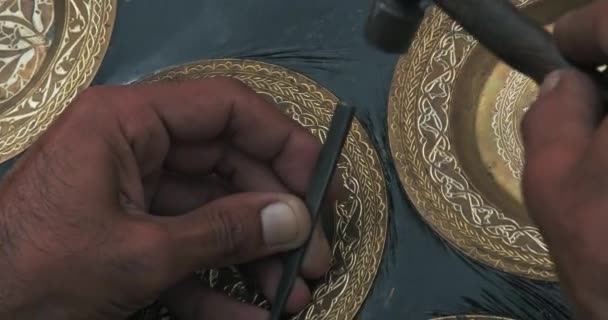 Mistr Embosser Vytváří Vzor Měděné Desce Pomocí Starověkých Technologií Bukhara — Stock video
