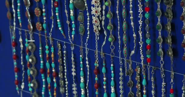 Orientální Bižuterie Ručně Vyráběné Šperky Pouličním Obchodě Letní Den Bukhara — Stock video