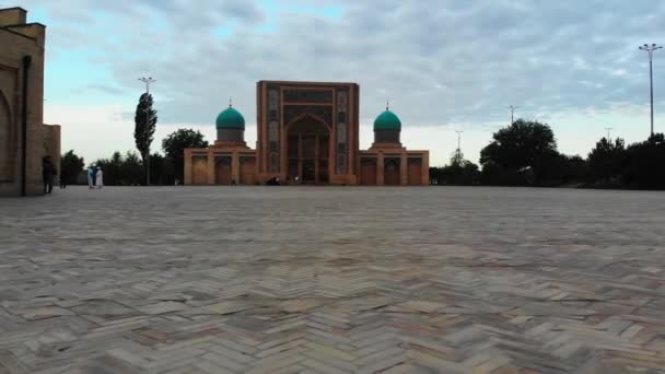 ドローンは早朝にモスクの近くで飛ぶ 背景に曇った夜明けの空 エアリアルビュー — ストック動画