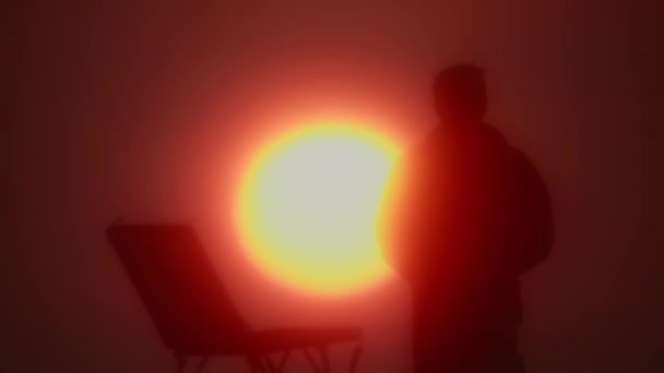 Silhouette Artiste Avec Chevalet Coucher Soleil Sur Fond Soleil Gros — Video