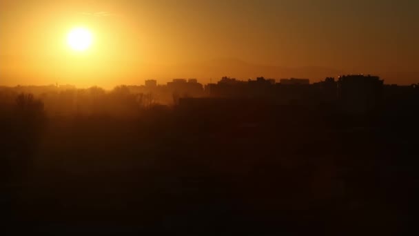 Закат Над Городом Облачный Летний Вечер Холмы Горы Горизонте — стоковое видео