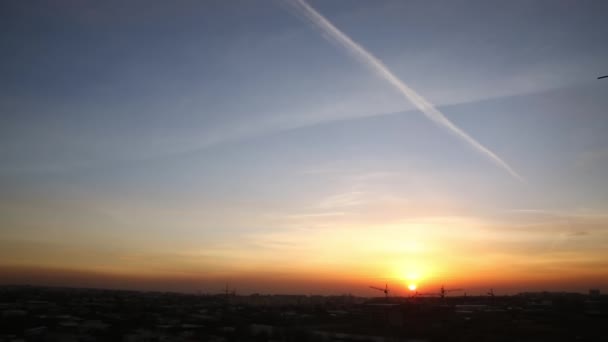Pôr Sol Cidade Uma Noite Nublada Céu Rasto Avião Voador — Vídeo de Stock
