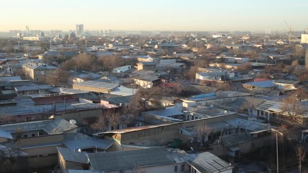 Şehrin Tek Katlı Evlerinin Üzerinde Gün Doğumu Bulutlu Bir Yaz — Stok video