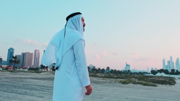 Młody Brodaty Biznesmen Arabskich Ciuchach Stoi Przed Wieżowcami Dubaju Zachód — Wideo stockowe