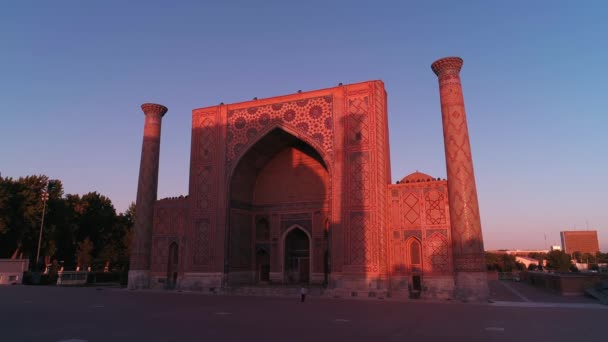 Komplexu Mešity Bibi Khanym Samarkandu Uzbekistánu Létá Dron Budova Osvětlena — Stock video