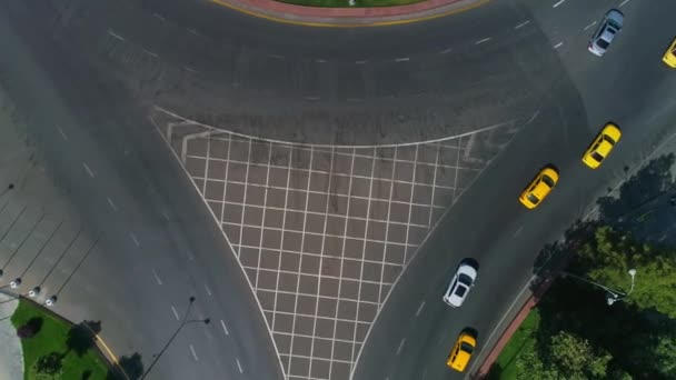 Dron Vuela Sobre Las Carreteras Autopistas Ciudad Con Coches Movimiento — Vídeo de stock