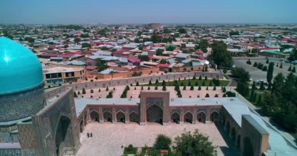 一架无人驾驶飞机飞越了Bibi Khanym清真寺的一个古老建筑群 阳光灿烂的夏日 乌兹别克斯坦撒马尔罕 空中视图 — 图库视频影像