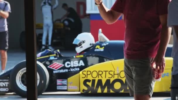 Dubai Bae 120 2024 Çinde Pilot Olan Bir Spor Araba — Stok video