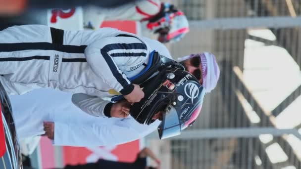 アラブ首長国連邦 ドバイ 2024 レーシングカーのドライバーは レース開始前にヘルメットと保護服を着用します スローモーション — ストック動画