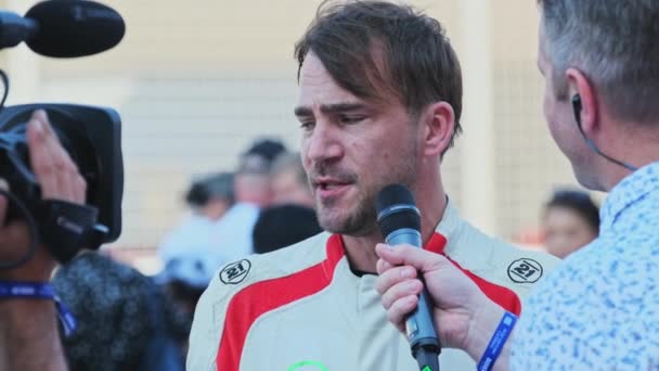 Dubai Uae 2024 Racing Car Driver Interviewed Journalist Races Slow — Stock Video