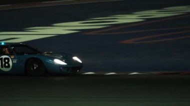 Geceleri yarış pistinde spor araba. Yavaş Hareket