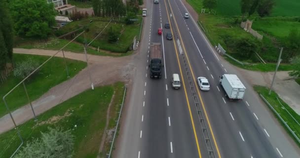 Drone Voa Frente Cabine Caminhão Dirigindo Estrada Carros Movimento Uma — Vídeo de Stock