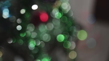 Dairenin içinde yılbaşı süsleri parlıyor. Noel süsleri, parlak kurdeleler, parlak çelenkler. Noel süslemesi, Defocus.