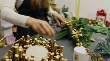 Stüdyosunda yeni yıl için iç dekorasyon hazırlayan genç bir bayan dekoratörün yakın çekimleri. Yavaş Hareket