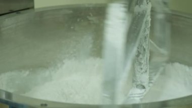 Bir laboratuvar gezegen karıştırıcısı kimyasal bileşenleri karıştırıyor. Kapat, Yavaş Hareket.