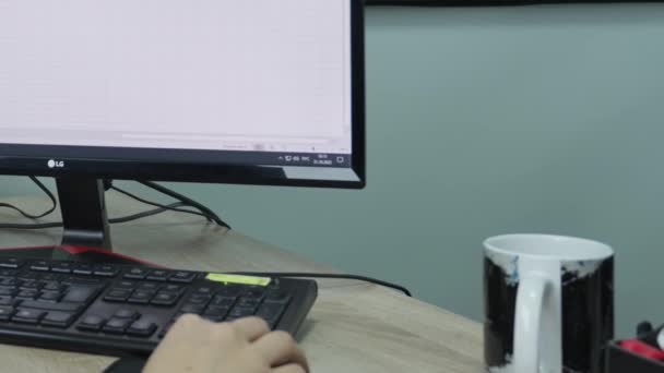 Tashkent Uzbekistán 2023 Manos Empleado Oficina Que Trabaja Una Computadora — Vídeo de stock
