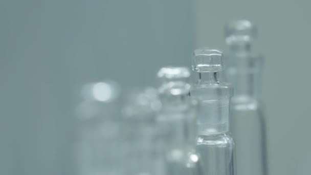 Chemiegläser Flaschen Retorten Labor Zeitlupe Nahaufnahme — Stockvideo