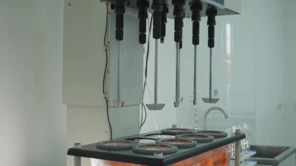 Naukowy Automatyczny Mieszalnik Mieszankach Laboratoryjnych Składniki Chemiczne Glassware Zwolniony Ruch — Wideo stockowe