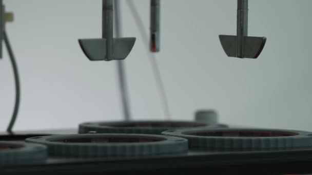 Tieteellinen Automaattinen Sekoitin Laboratorioseoksissa Kemialliset Komponentit Lasitavaroissa Hidas Liike — kuvapankkivideo