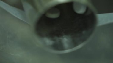 İlaç Laboratuvarında Tablet Üretim Taşıyıcısı. Yavaş Hareket, Kapat