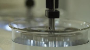 Kimya laboratuvarında bilimsel bir aletin çalışması. Yakın çekim, yavaş çekim.
