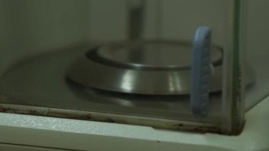 Kimya laboratuvarında doğru bir denge. Yakın çekim, yavaş çekim.