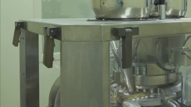 制药实验室的平板生产输送机 慢动作 — 图库视频影像