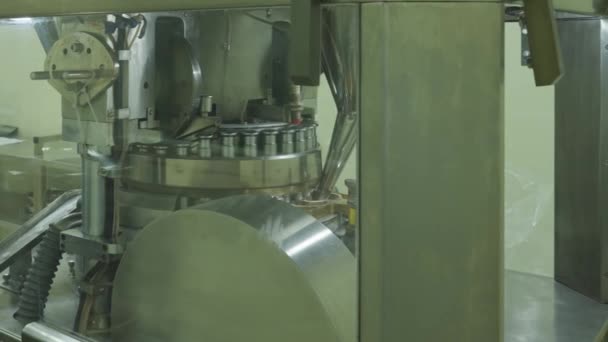在药丸生产线旁边工作的化验室技术员 慢动作 — 图库视频影像