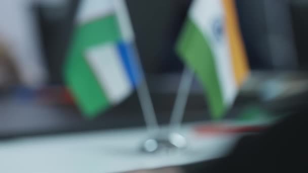Zászlók Zászlókkal Üzbegisztánból Indiából Egy Irodai Asztalon Konferenciára Közelkép Lassított — Stock videók