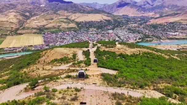 항공기는 Funicular의 오두막을 화창한 주변에는 언덕이 있습니다 — 비디오