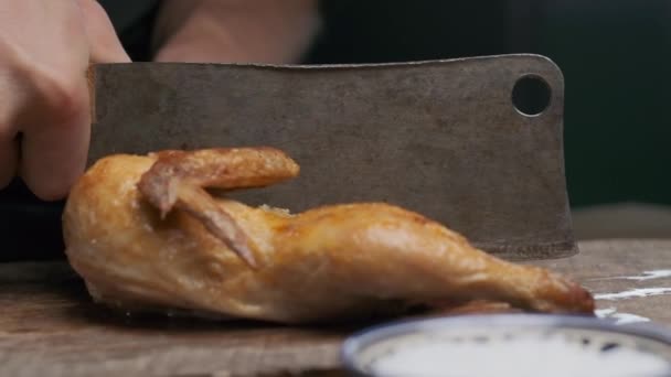 Pollo Frito Entero Cortado Por Hombre Con Cuchillo Grande Moción — Vídeo de stock