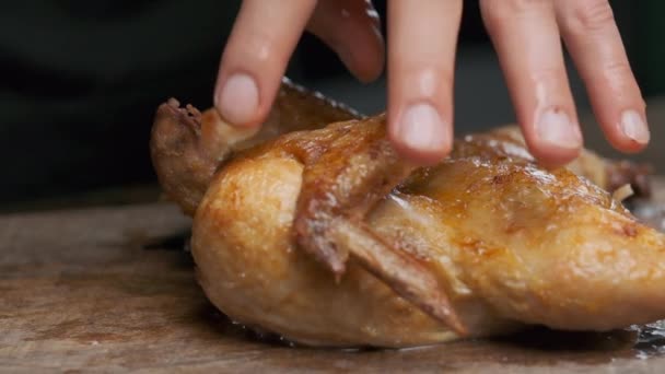 厨师拿着烤好的鸡 把慢动作关上 — 图库视频影像