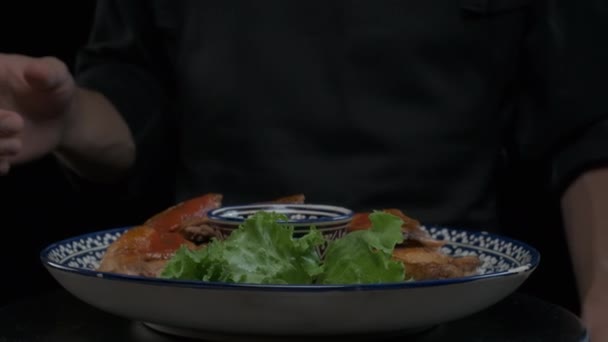 Şef Ağır Çekimde Izgara Tavuk Sebzelerle Servis Edilen Bir Yemek — Stok video