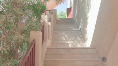 Çölün ortasında zengin bir Arap evinin dışında. Yavaş Hareket