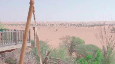 Özel bir Arap evinden çölün kumullarının görüntüsü. Yavaş Hareket